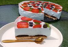 Sernik na zimno z delicjami i owocami – idealny deser na lato