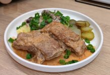 Żeberka w sosie własnym – przepis na pyszny obiad