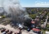 Pożar magazynu i pojazdów pod Warszawą. Gęsty dym widoczny z wielu kilometrów