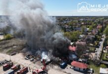 Pożar magazynu i pojazdów pod Warszawą. Gęsty dym widoczny z wielu kilometrów