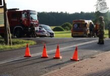 Z OSTSTNIEJ CHWILII! Zderzenie dwóch aut na DK62 w Pogorzelcu. Dwie osoby ranne, droga całkowicie zablokowana