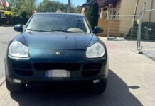 Pijany kierowca Porsche uciekał przed policją. W aucie przewoził dwoje dzieci