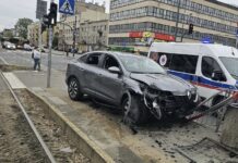 Pijany obywatel Rwandy uderzył w barierki przy przystanku na placu Szembeka. Miał 1,5 promila alkoholu