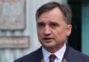 Zbigniew Ziobro zauważony w USA. Nowe zdjęcie z lotniska wywołało polityczną burzę