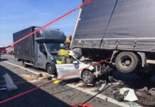 Osobówka została zmiażdżona pod ciężarówką. Wypadek na A1 pod Dobieszowicami