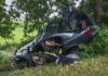 BMW uderzyło w drzewo. 24-letni kierowca walczy o życie
