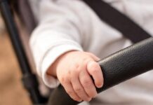 Dwie bliźniaczki nie żyją. Dziewczynki zmarły przez upał! Rodzice zatrzymani – NOWE FAKTY