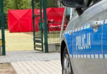 Zwłoki mężczyzny odnalezione na placu zabaw w Strzeniówce. Trwa wyjaśnianie okoliczności śmierci