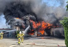 Potężny pożar hali. Gęsty dym był widoczny z wielu kilometrów