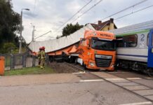 Zderzenie pociągu z ciężarówką w Gdańsku. Wiceminister Malepszak ostro o kierowcy: „Kolejny z prawem jazdy za czapkę gruszek”